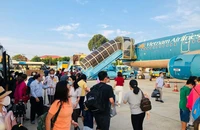Khách đi máy bay tăng kỉ lục, nhiều sân bay quá tải