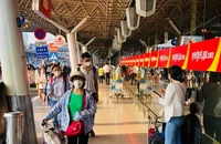 Sân bay Tân Sơn Nhất và Nội Bài thông thoáng trong ngày đầu kỳ nghỉ lễ