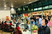 Gía vé máy bay cao, nhiều gia đình phải chi bộn tiền đi lại dịp Tết