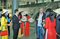 Những du khách đầu tiên đến Việt Nam năm 2023 được đón tiếp đặc biệt