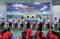 Cảnh sát biển Vùng 3 tặng quà, áo phao cho ngư dân Bến Tre