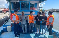 Cảnh sát biển tuyên truyền đánh bắt cá hợp pháp ở Bà Rịa-Vũng Tàu