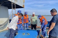 Cảnh sát biển giữ tàu chở 30.000 lít dầu không có giấy tờ hợp pháp