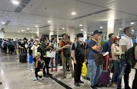 Khách mệt mỏi chờ 6 tiếng ở sân bay Tân Sơn Nhất vì delay