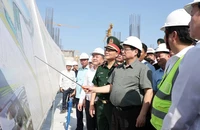 Thủ tướng kiểm tra thi công nhà ga T3 sân bay Tân Sơn Nhất, chiều 12-2. Ảnh: VGP