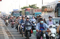 Bến xe, nhà ga đông nghịt khách trở lại TP.HCM sau lễ