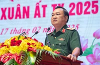 Thiếu tướng Trần Vinh Ngọc, Phó Chính ủy Quân khu 7 phát biểu tại buổi gặp mặt. Ảnh: QK7