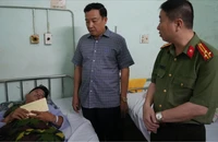 Lãnh đạo công an Lâm Đồng thăm Trung tá công an bị trúng đạn khi làm nhiệm vụ