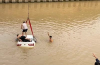 Ô tô đâm 2 xe máy rồi rơi xuống sông: 7 người thương vong 