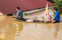 Hình ảnh người dân ngoại thành Hà Nội chật vật chạy lũ
