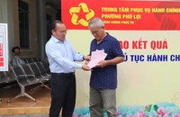 TP.HCM: Người dân nhận sổ hồng do Chủ tịch UBND cấp xã cấp