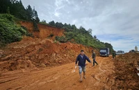 5 ngày, 4 lần đất đá đổ xuống đèo Đại Ninh, giao thông ùn tắc cục bộ
