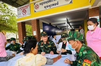Đội ngũ y bác sỹ Bệnh viện Quân y 175 khám bệnh, phát thuốc cho người dân Campuchia.