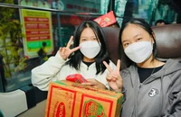 Lì xì sớm và xe miễn phí: Quà Tết sớm cho sinh viên xa nhà