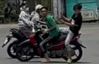 Truy đuổi, ném nón bảo hiểm tấn công đôi nam nữ trên đường 