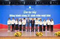 Cựu sinh viên truyền lửa khởi nghiệp và trao suất học bổng cho sinh viên
