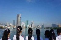  Học sinh đi tàu cao tốc ngắm Sài Gòn, thi Văn hay chữ tốt