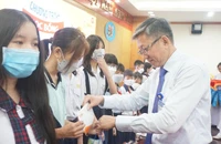 "Với suất học bổng vừa nhận chắc mẹ sẽ bớt lo âu" 