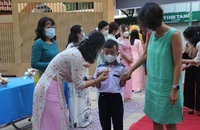 Cô giáo hóa nàng tiên đón học sinh lớp 1 trong ngày tựu trường