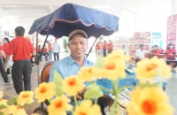'Tết nhân ái' đến với người bán vé số, khó khăn