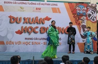 Học sinh thích thú hóa thân vào nhân vật tuồng cổ 
