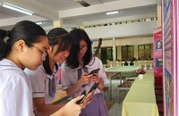 Học sinh trường THPT Hùng Vương quét mã QR học về quyền dân chủ, tìm hiểu về Bác
