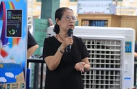 'Việc đọc sách chỉ ngừng khi nhắm mắt xuôi tay'