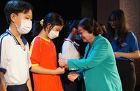 Nguyên Phó chủ tịch nước Trương Mỹ Hoa xúc động tại lễ trao học bổng
