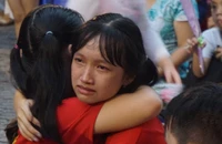 Cô hiệu trưởng 'lấy nước mắt học trò' tiểu học trong lễ ra trường