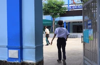Thí sinh đi trễ vội vàng 'chạy như bay' vào phòng thi