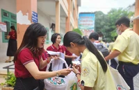 Ba mẹ, thầy cô 'tiếp sức' cho các sĩ tử trước kỳ thi vào lớp 10
