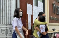 Cái ôm thật chặt trước giờ thi môn toán