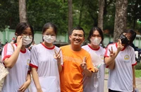 Thầy hiệu phó 'siêu cute', luôn theo chân học trò tại các kỳ thi