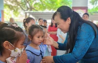 Học sinh lớp 1 khóc, cười trong ngày tựu trường