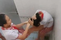 Học sinh nữ đánh nhau trong nhà vệ sinh của trường