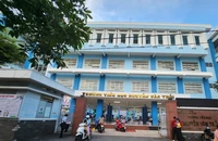 Giáo viên bị tố đánh gãy xương ngón tay HS, trường họp khẩn