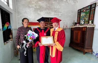 Con mất vì tai nạn giao thông, cha nhận bằng tốt nghiệp thay con