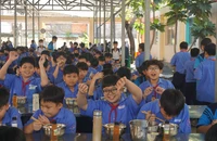 Sau thư ngỏ dịp 20-11, hơn 220 thẻ bảo hiểm y tế học sinh được trao tặng