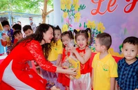 Học sinh TP.HCM đập heo đất giúp bạn nghèo đón Tết