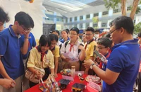  Gần 800 học sinh hào hứng tham gia ngày hội giáo dục STEM