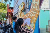 Mẹ bé trai bị chủ lớp mẫu giáo ngồi lên người: ‘Tôi giận run người!’
