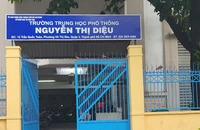 Đi trễ, học sinh bị giáo viên chủ nhiệm cho 6 bạn đánh vào mông