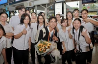 Học sinh đạt giải nhì khoa học kỹ thuật hạnh phúc trong vòng tay bạn bè