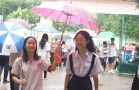 Thi vào lớp 10 tại TP.HCM: Thí sinh đội mưa đi dự thi môn chuyên