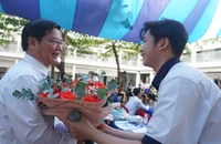 Xúc động lời nhắn gửi của thầy giáo trước khi nghỉ hưu tại lễ tri ân