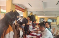 Phụ huynh TP.HCM xếp hàng chờ đợi nộp hồ sơ lớp 10 
