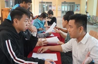 Rớt lớp 10 công lập, phụ huynh TP.HCM vất vả tìm trường cho con
