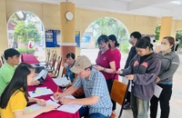 Phụ huynh TP.HCM đổ xô nộp hồ sơ tuyển bổ sung lớp 10