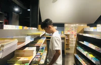 Phụ huynh vất vả tìm mua sách giáo khoa