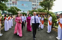 Bí thư Nguyễn Văn Nên dự khai giảng năm học mới tại trường chuyên